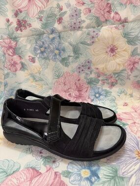 Naot Women’s Papaki nubuck black velvet Sandals Size 49 ladies 9 retail $180